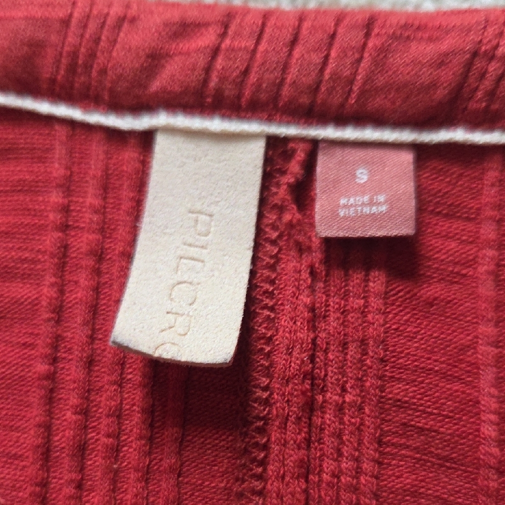 Pilcro Rust Red Ribbed Button-Front Ruffle Hem Top - Picture 2 of 4